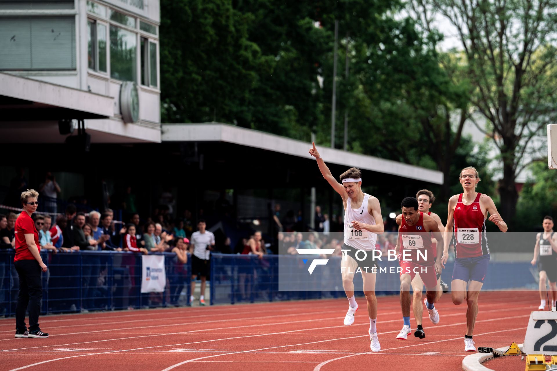 Tom Schroeder (LG Wedel-Pinneberg), Christian Amanuel-Tekeste (Hamburger SV), Philipp Tabert (VfL Eintracht Hannover) beim Zieleinlauf nach 800m am 14.05.2022 beim Nationalen Leichtathletik-Meeting im Erika-Fisch-Stadion in Hannover